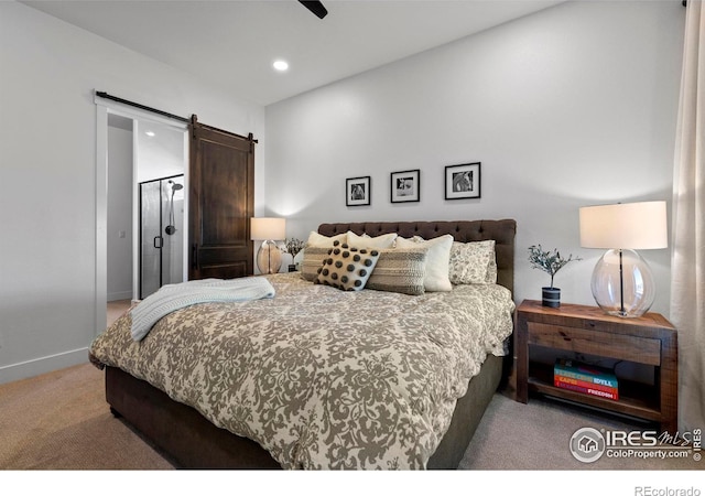 bedroom featuring ceiling fan, a barn door, recessed lighting, carpet floors, and baseboards