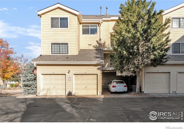 townhome / multi-family property featuring roof with shingles