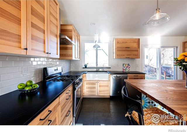 kitchen featuring plenty of natural light, appliances with stainless steel finishes, tasteful backsplash, and a sink