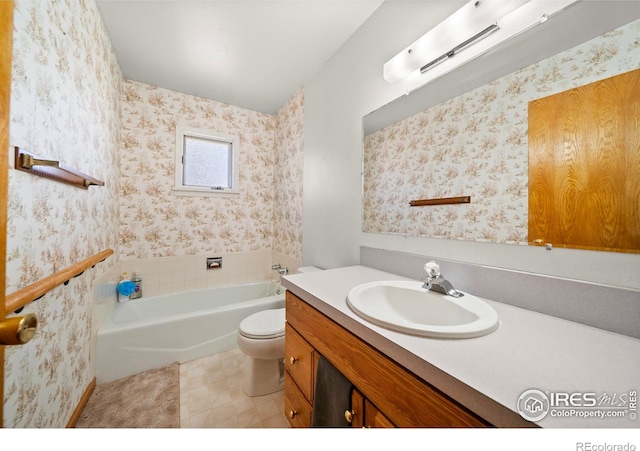 full bath featuring a tub, vanity, toilet, and wallpapered walls