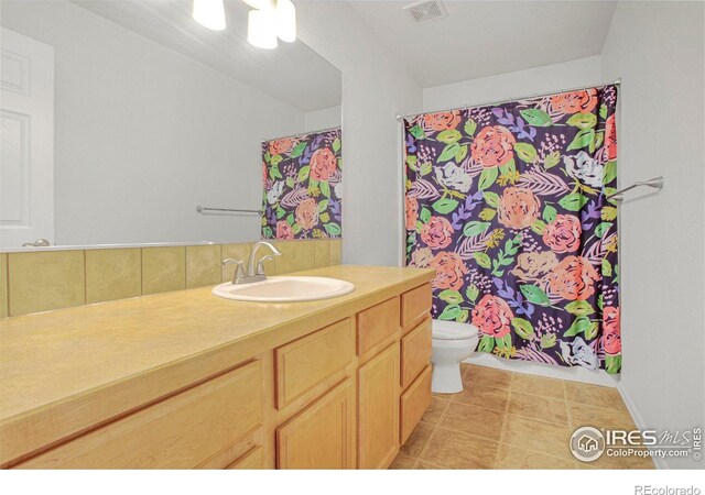 full bath with vanity, a shower with curtain, visible vents, tile patterned floors, and toilet