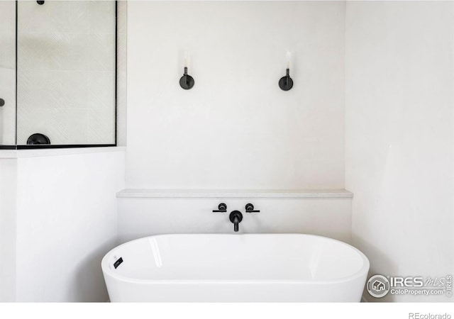 full bathroom featuring a soaking tub