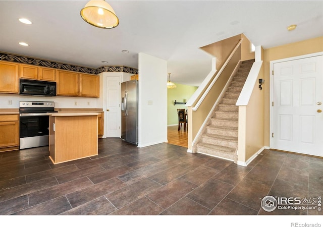 kitchen featuring a center island, stainless steel appliances, recessed lighting, light countertops, and baseboards