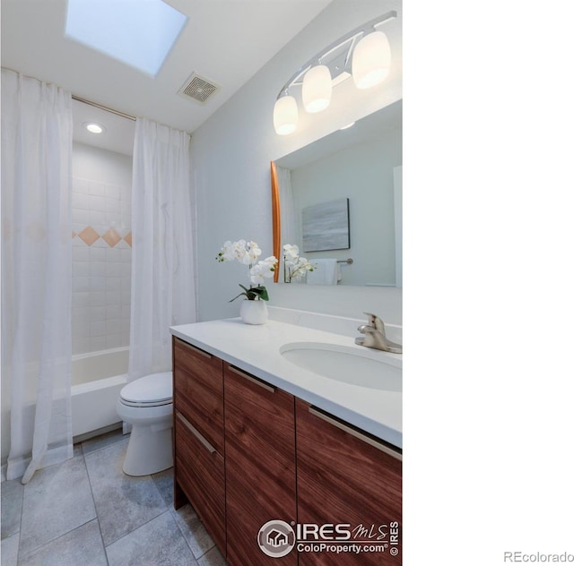 2425 Waneka Lake Trl, Lafayette, CO 80026 - full bath with vanity, shower / bathtub combination with curtain, toilet, tile patterned floors, and recessed lighting