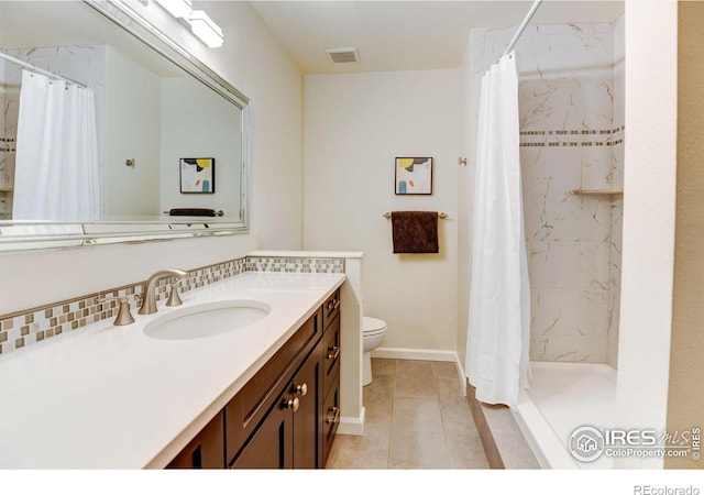 bathroom with toilet, vanity, visible vents, and a shower with curtain