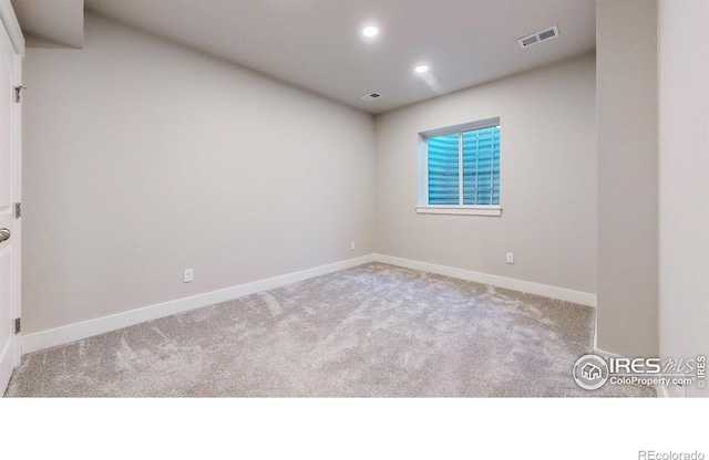 carpeted spare room featuring recessed lighting, visible vents, and baseboards