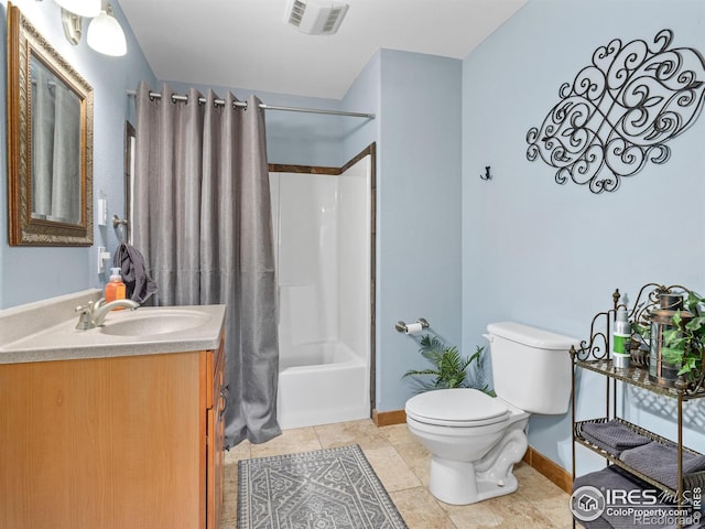 bathroom with baseboards, visible vents, toilet, shower / tub combo with curtain, and vanity