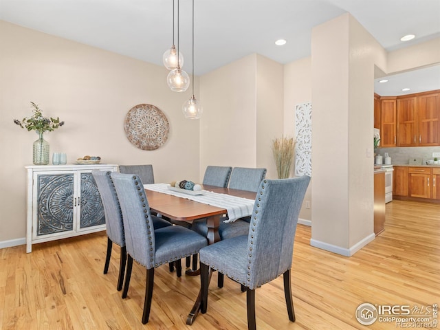 dining room with recessed lighting, light wood-style flooring, and baseboards