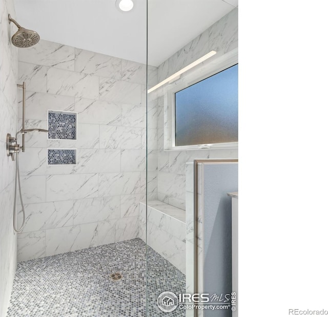 full bathroom featuring a tile shower