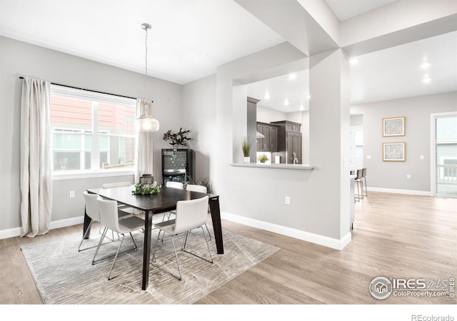 dining space featuring light wood-style floors, baseboards, and recessed lighting