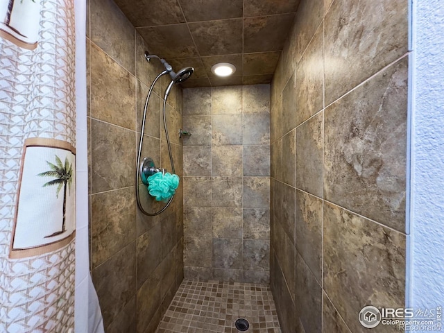 bathroom featuring a tile shower