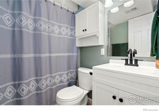 full bath with toilet, a shower with shower curtain, vanity, and visible vents