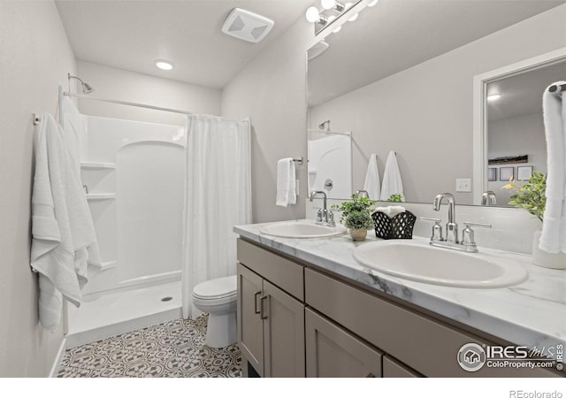 full bathroom featuring toilet, a sink, visible vents, and a shower with curtain