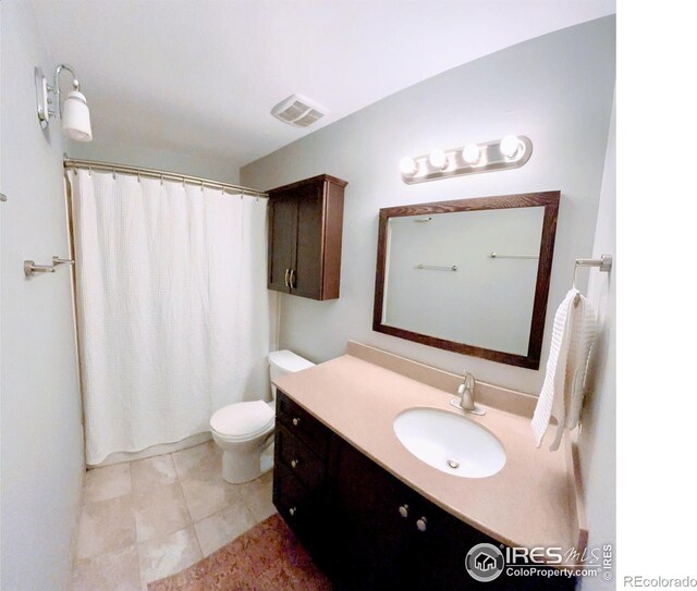 full bathroom with visible vents, curtained shower, toilet, and vanity