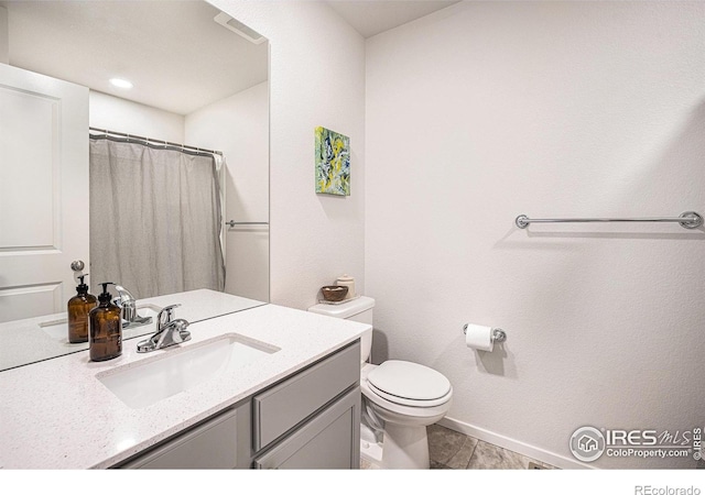 full bathroom with baseboards, visible vents, toilet, a shower with curtain, and vanity