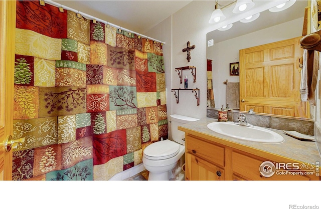 full bath with toilet, a shower with shower curtain, and vanity