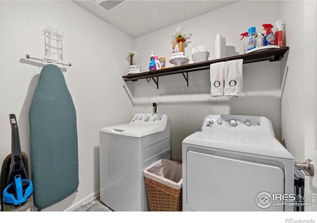 washroom featuring laundry area, baseboards, and independent washer and dryer