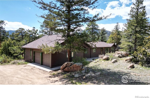 view of front of home featuring a garage and driveway