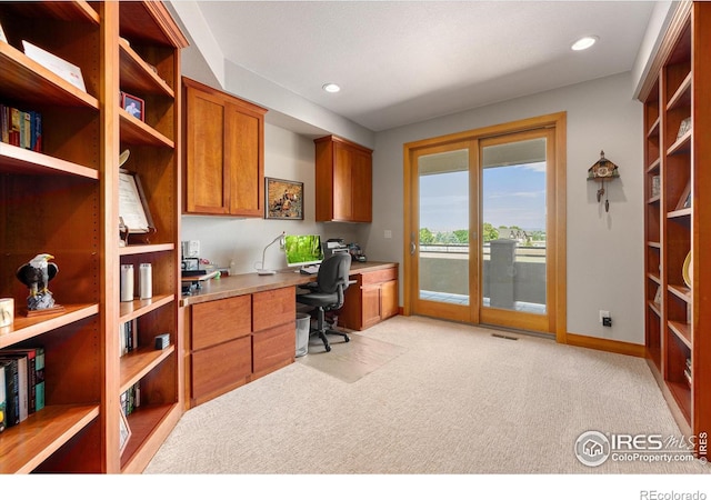 office space featuring visible vents, baseboards, light colored carpet, built in study area, and recessed lighting