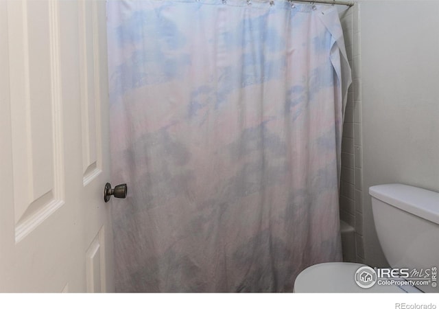 full bathroom with shower / bathtub combination with curtain and toilet