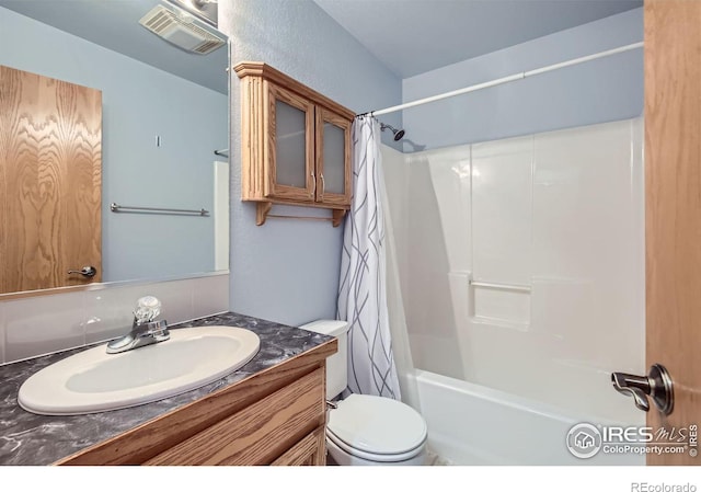 full bath featuring visible vents, a textured wall, toilet, shower / bath combo with shower curtain, and vanity