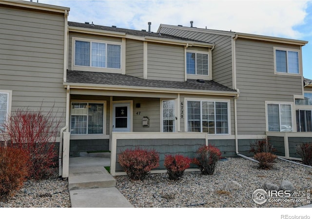 view of front of property with a fenced front yard