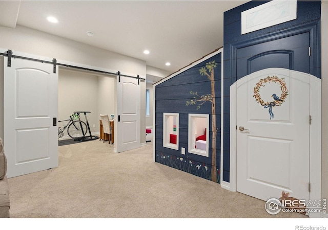 bedroom featuring carpet flooring, recessed lighting, and a barn door