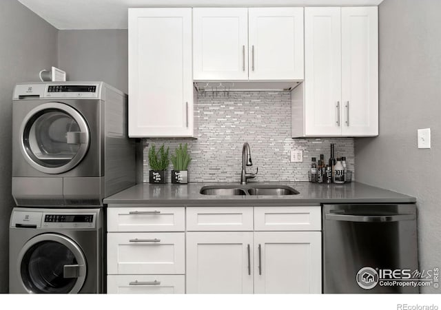 laundry room with a sink and stacked washing maching and dryer