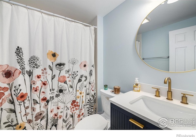 full bath featuring vanity, a shower with shower curtain, and toilet