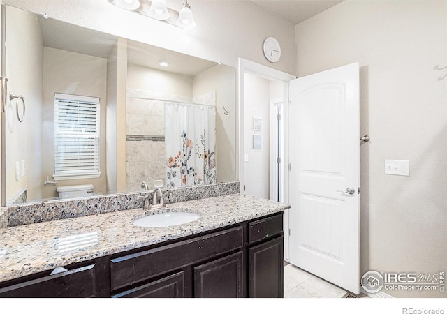 full bathroom featuring curtained shower, toilet, and vanity