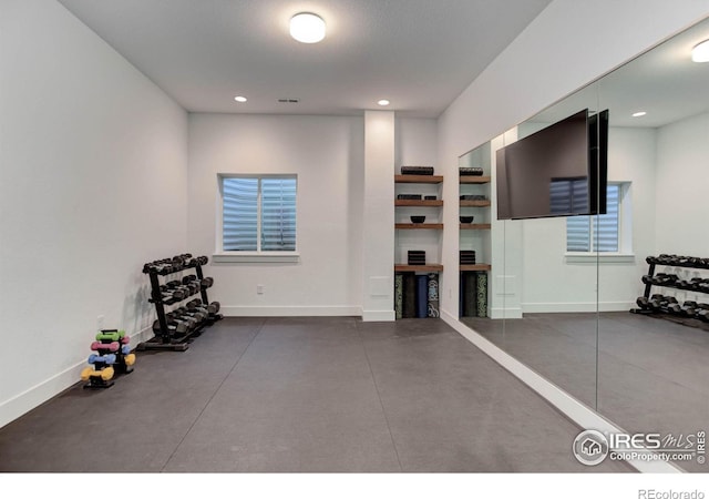 workout room featuring visible vents, recessed lighting, and baseboards