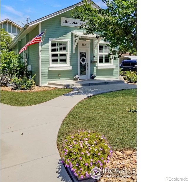 view of front of home featuring a front yard