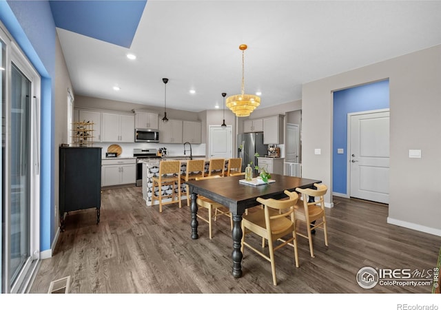 dining space featuring baseboards, recessed lighting, wood finished floors, and visible vents