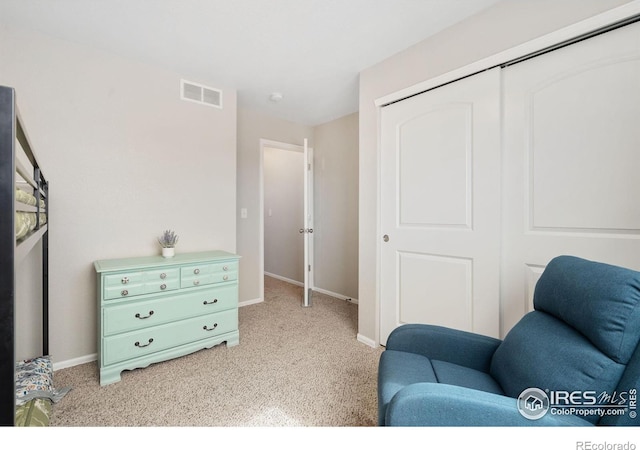 living area featuring visible vents, baseboards, and carpet flooring