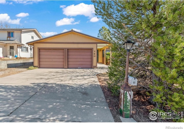 view of front facade with a garage and driveway