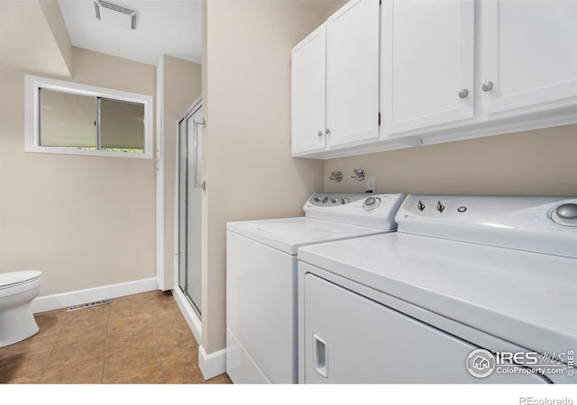 laundry area with laundry area, visible vents, independent washer and dryer, and baseboards