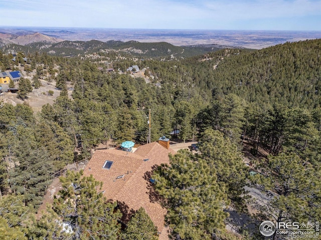 birds eye view of property featuring a forest view