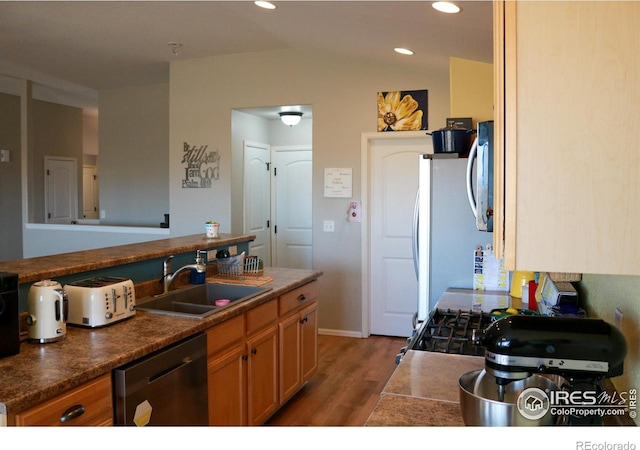 kitchen with light wood-style flooring, recessed lighting, a sink, dishwasher, and stainless steel microwave