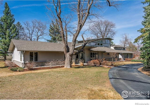 view of front of house featuring aphalt driveway and a front yard