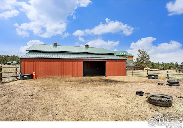 view of outdoor structure with an outbuilding, a garage, and an exterior structure