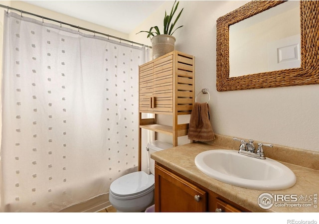 bathroom with a shower with curtain, toilet, and vanity