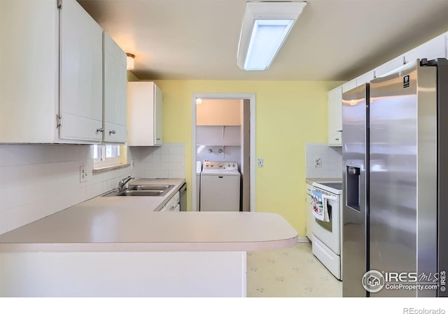 kitchen featuring tasteful backsplash, light countertops, a peninsula, stainless steel appliances, and a sink