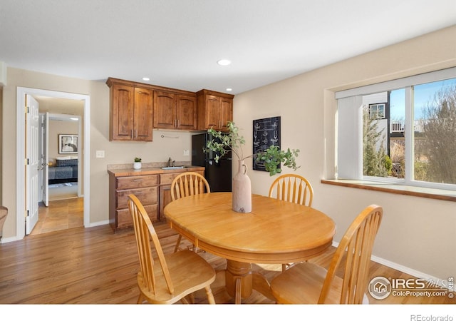 dining space featuring recessed lighting, baseboards, and light wood-style flooring