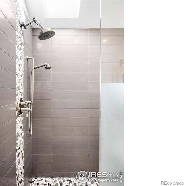 bathroom featuring tiled shower