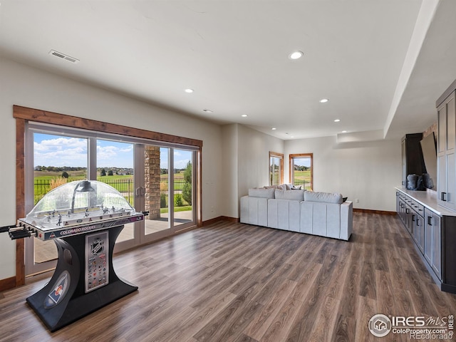 living room featuring dark wood-style floors, visible vents, recessed lighting, and baseboards