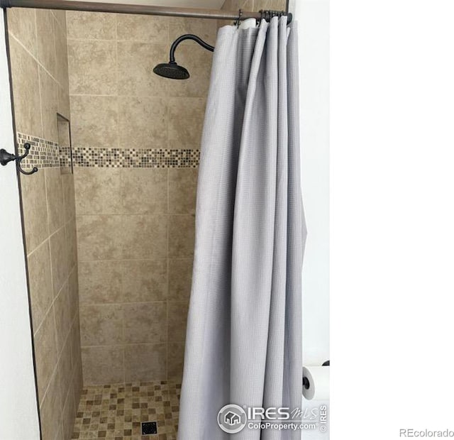 full bath featuring tiled shower