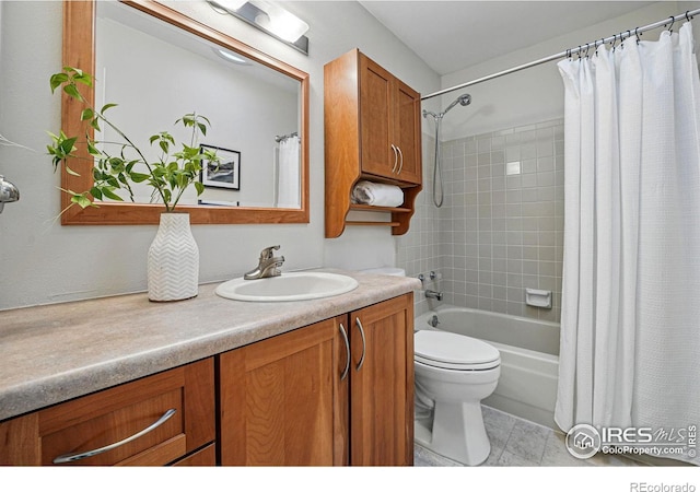 full bath featuring vanity, toilet, and shower / bathtub combination with curtain