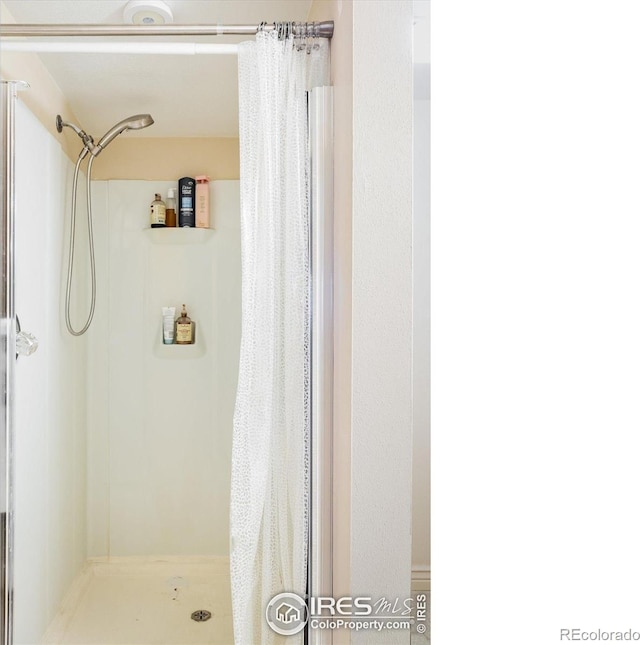 full bathroom featuring a shower stall