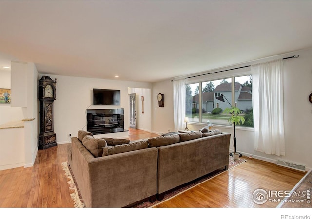 living area with visible vents, recessed lighting, baseboards, and light wood-style floors