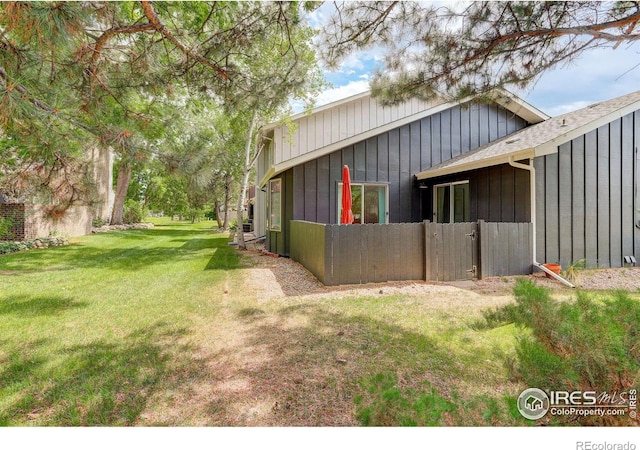 view of side of property featuring a lawn